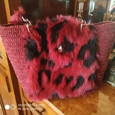 Borsa uncinetto in ciniglia vinaccia e pelliccia sintetica maculata.