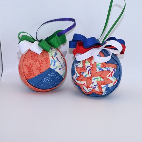 Ornamenti trapuntati fatti - , a