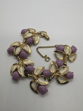 Bracciale vintage Schiaparelli con foglie dorate e cabochon lilla