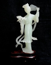 ANTICA SCULTURA GEISHA IN AUTENTICA GIADA CHIARA CON BASE LEGNO, CINA 1950 CIRCA