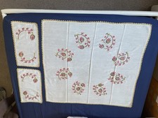 Tovaglia tre pezzi ricamata