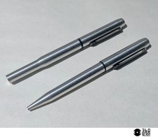 Una penna a sfera e una