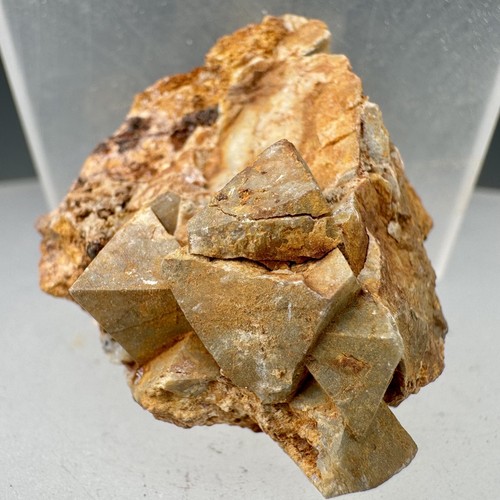 Fine stolzite scheelite - fine,