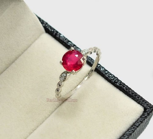 Anello con rubino fatto - anello, mano