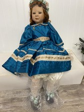 Bambola seduta in ceramica