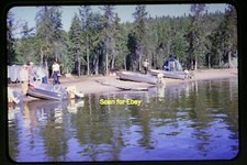 Uomo con barche da pesca e
