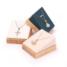 Espositore per collane