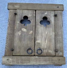 Finestra in legno con grata in