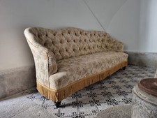 Divano antico '800 con tessuto damascato e frangiato con telaio in legno