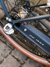 Bellissima bicicletta artigianale con cestino in vimini