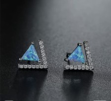 ORECCHINI A TRIANGOLO 10X10X10MM CON PIETRA OPALE DI FUOCO AZZURRO