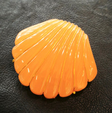 spilla  vintage americana anni 60 a conchiglia in lucite firmata Trifari