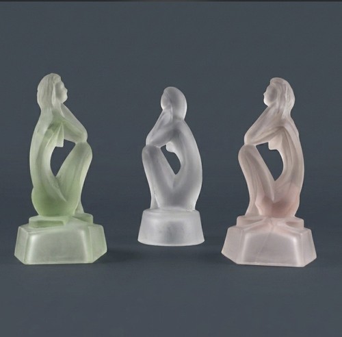 Statuette donna seduta vetro - statuette,