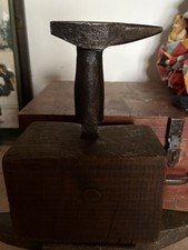 Antica incudine primitiva del