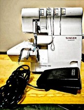 TAGLIACUCI SINGER 14SH654. Usata, funzionante. Necessita di una revisione. 