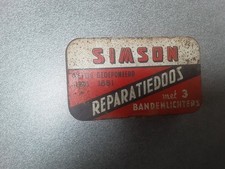 SCATOLA LATTA VECCHISSIMA CON OCCORRENTE PER RIPARAZIONE GOMME BICI DIM. 12,5X7X