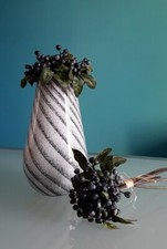 Vaso vintage, vetro di Murano incamiciato, colore bianco e nero, altezza 27 cm.