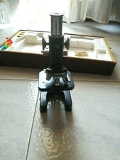 Microscopio vintage completo di accessori e scatola in legno degli anni 60-70