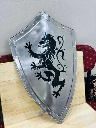 Scudo medievale cavaliere