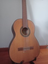 Chitarra Classica SALVADOR CORTEZ, 6 corde, con stand ADAM HALL e borsa.