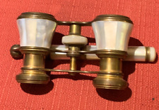 ELEGANTE ANTICO BINOCOLO DA TEATRO IN OTTONE E MADREPERLA IRIS PARIS