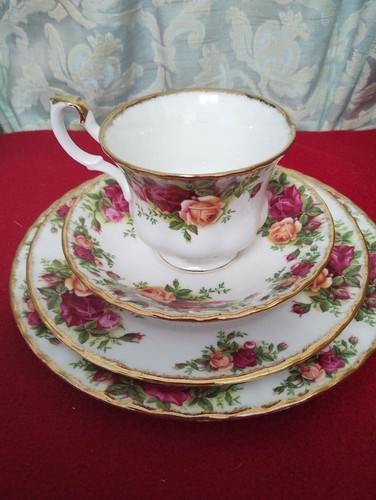 Piatto torta piattino tazza