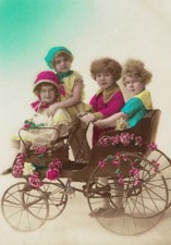 PA2249A ART DECO BAMBINI IN POSA INSIEME IN UNA MACCHINA A PEDALI DECORATA CON FIORI 