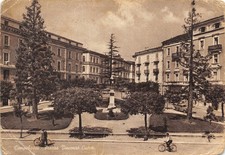 2185) CARTOLINA CAMPOBASSO PIAZZA VINCENZO CUOCO ANIMATA VIAGGIATA 1952