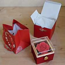 Portagioie Rosso Oro con Rosa eterna girevole regalo donna contenitore scatola