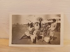 Viareggio settembre 1929 donne sulla spiaggia sedute sul barchino con ombrellino