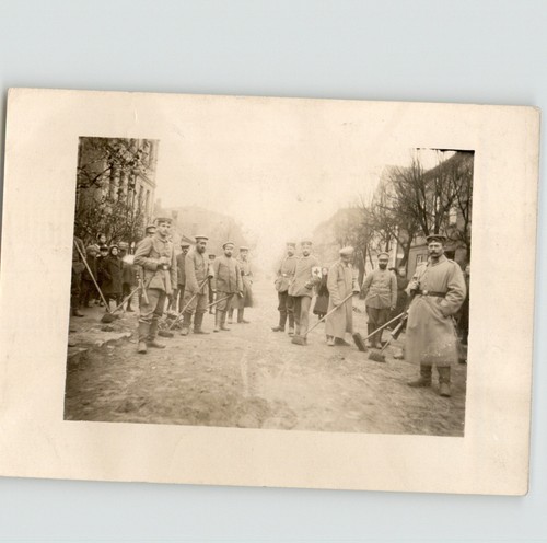 Russian prisoners war - prisoners,