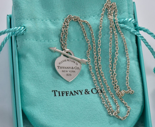 Collana con ciondolo freccia