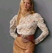Top nuovo con etichette