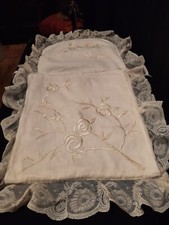 Antico porta enfant in organza foderato con ricamo in filo di seta  bordo pizzo.