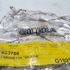 TARGHETTA ADESIVA EMBLEMA DECALCO "GILERA" PER PIAGGIO GILERA NEXUS-GP-FUOCO