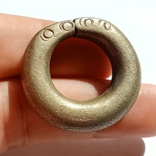 Antico anello romano in bronzo