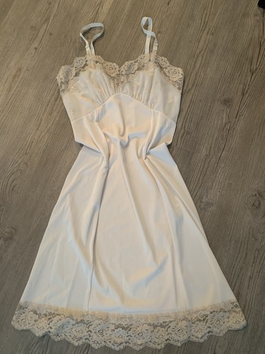 Vtg feminine ivory floral - ivory,
