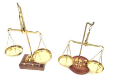 Set 2 pz Bilancia Pesatrice Orafo Peso Giustizia Showpiece Ottone Vecchia Tra...