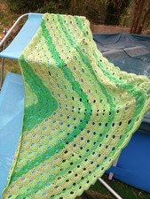 Scialle Triangolare Uncinetto Nei Toni Del Verde, L.185 H. 90