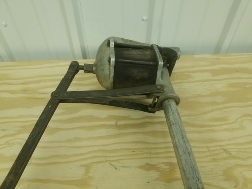 Antica pompa manuale portatile