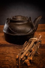 Antico bollitore tè in ghisa