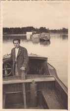 CARTOLINA FOTOGRAFICA MILITARE IN DIVISA SU BARCA SECONDA GUERRA MONDIALE 1-142