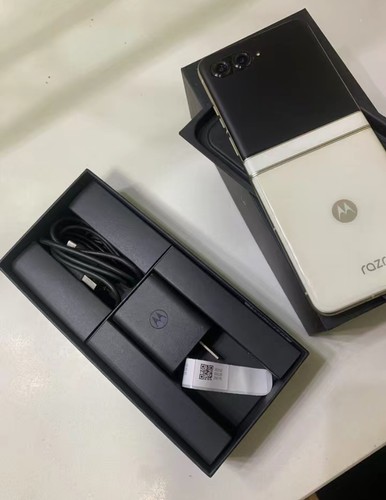Motorola razr 2024 - 50,
