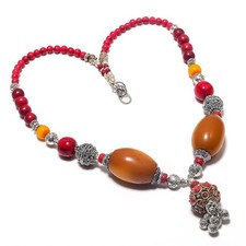 Collana con pietre preziose in