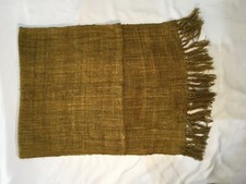 Sciarpa in seta grezza naturale, prodotto artigianale realizzato e tinto a mano.