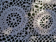 copriletto matrimoniale ecrù all'uncinetto  e maglia  con bordura 