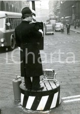 1954 MILANO - Vigile urbano in servizio si riscalda con una stufetta *Foto 13x18