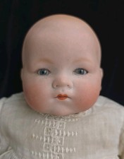 Antica bambola realistica