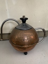 Macchina caffettiera vintage in rame sbalzato con caldaia