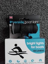 luci luminose lungo il fiume 